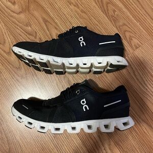 ON Cloud 5 Black/White Sz 10.5